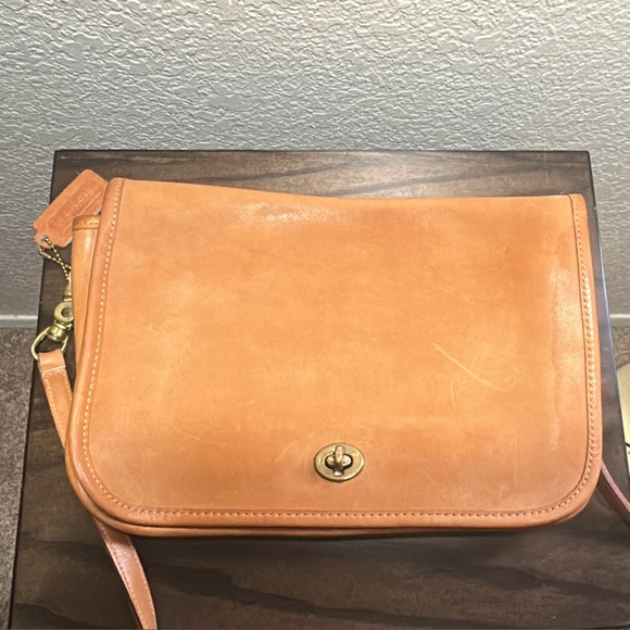 Coach Handbags - Coach Vintage Glove-Tanned Leather Turn Lock Crossbody Purse NYC Era 517-0216